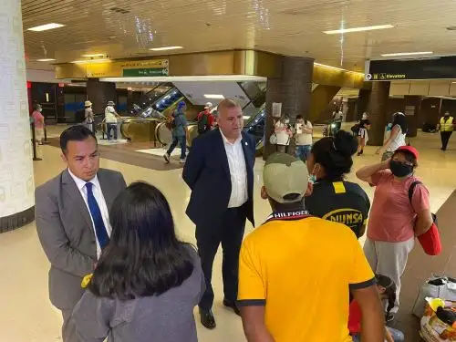 Inmigrantes latinos siguen llegando a Nueva York en autobuses desde Texas.