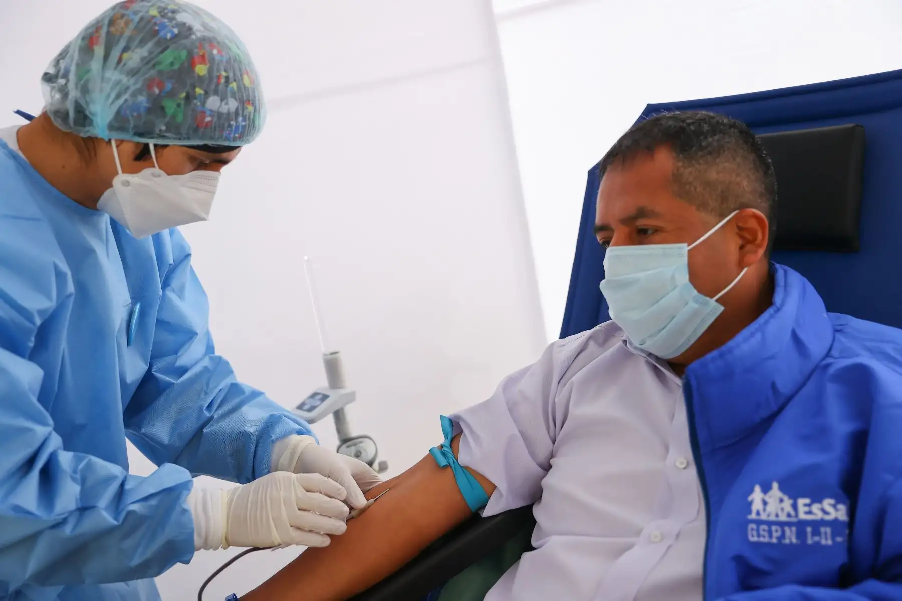 En el marco de su 86° aniversario de creación, el Seguro Social de Salud (EsSalud) realizó esta mañana la jornada nacional de donación voluntaria de sangre en Lima y regiones, con el fin de recolectar unidades de este tejido líquido que permiten atender emergencias y desarrollar trasplantes y otras operaciones complejas.
Foto: ANDINA/Andrés Valle