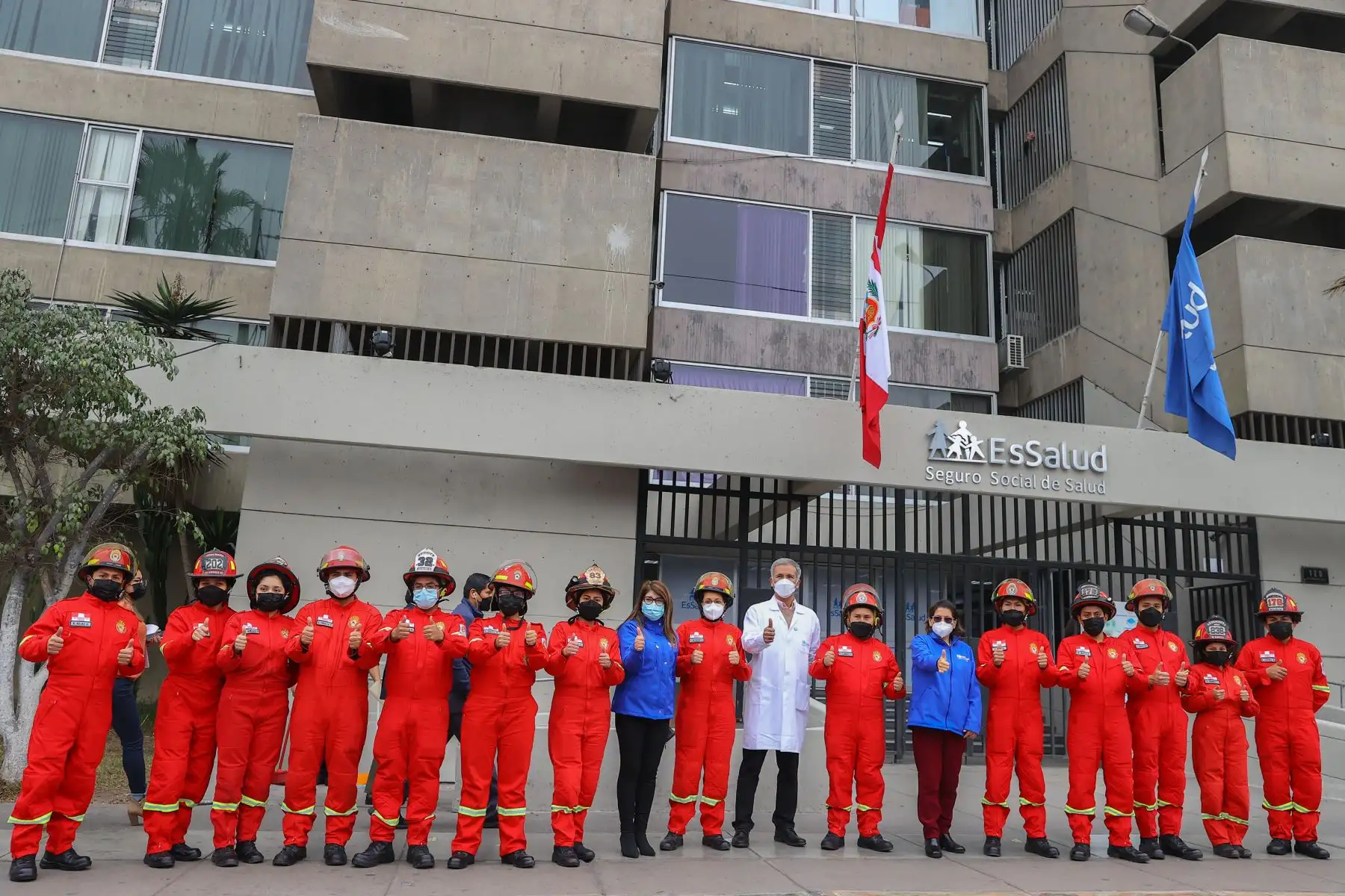 En el marco de su 86° aniversario de creación, el Seguro Social de Salud (EsSalud) realizó esta mañana la jornada nacional de donación voluntaria de sangre en Lima y regiones, con el fin de recolectar unidades de este tejido líquido que permiten atender emergencias y desarrollar trasplantes y otras operaciones complejas.
Foto: ANDINA/Andrés Valle