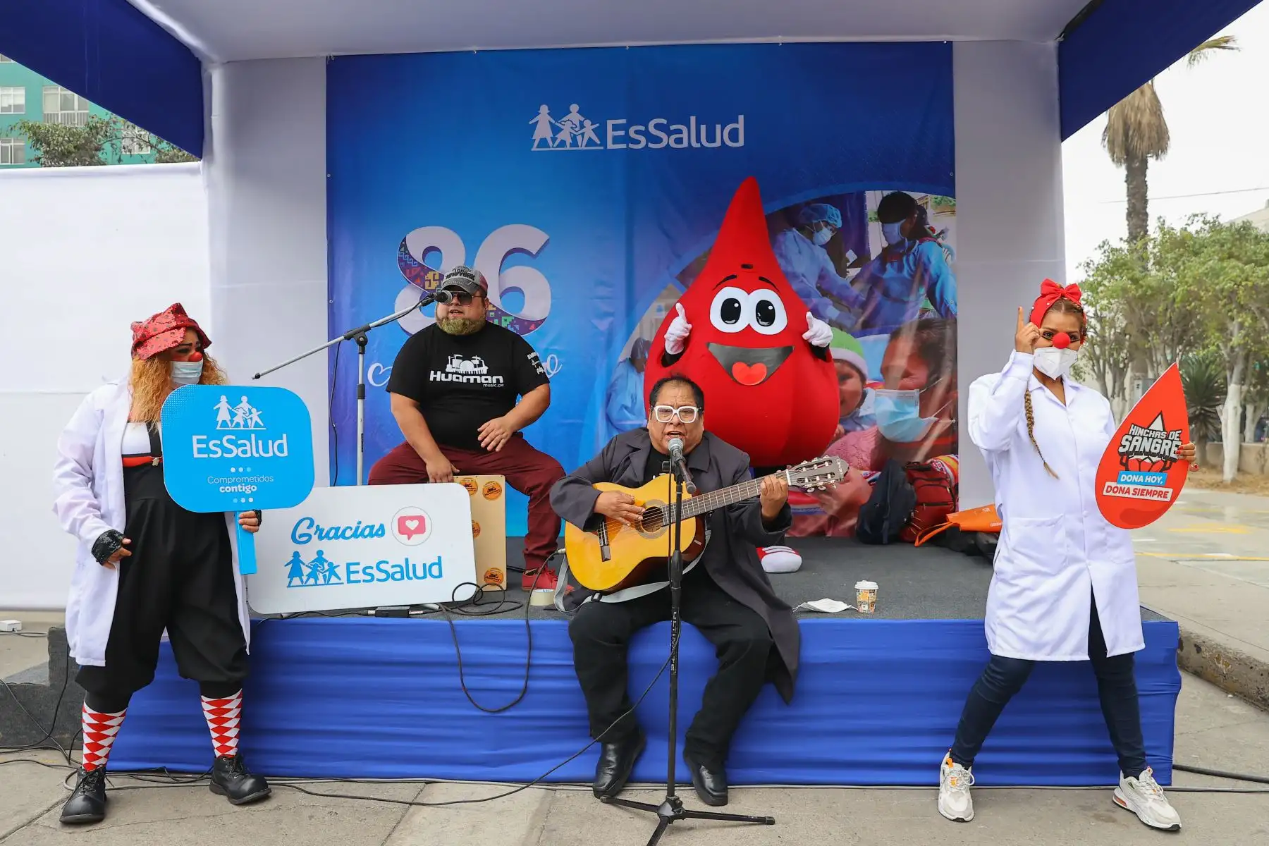 En Lima, la jornada tendrá como principal punto de recolección el frontis de la sede central de EsSalud, donde han sido convocados artistas como Cachuca vocalista de los Mojarras, deportistas como El Cuto Guadalupe, Bruno Cavassa y el hincha Israelita y otros personajes para que se sumen a este acto altruista que salva vidas.
Foto: ANDINA/Andrés Valle