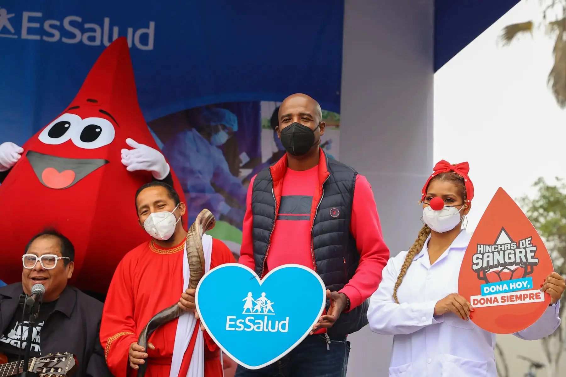 En Lima, la jornada tendrá como principal punto de recolección el frontis de la sede central de EsSalud, donde han sido convocados artistas como Cachuca vocalista de los Mojarras, deportistas como El Cuto Guadalupe, Bruno Cavassa y el hincha Israelita y otros personajes para que se sumen a este acto altruista que salva vidas.
Foto: ANDINA/Andrés Valle