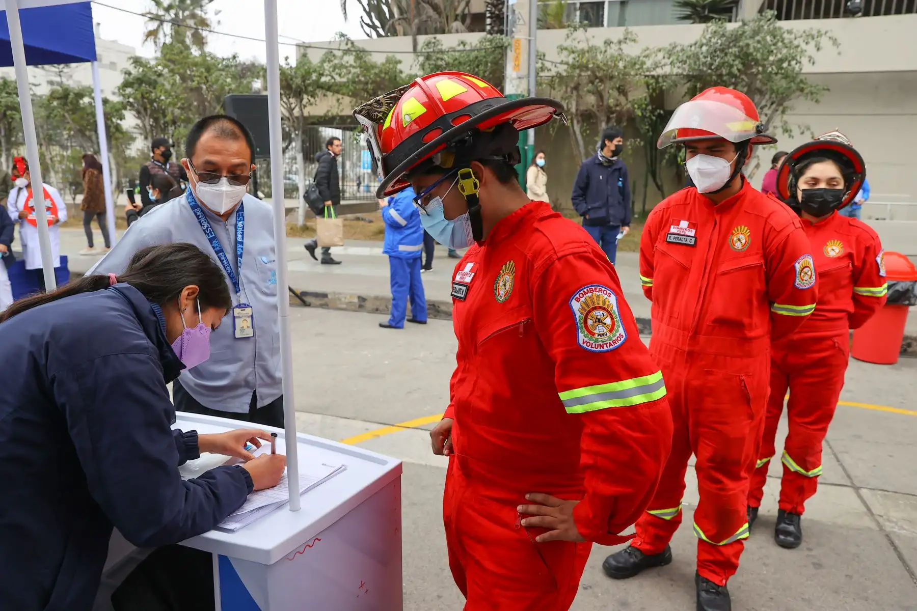 En el marco de su 86° aniversario de creación, el Seguro Social de Salud (EsSalud) realizó esta mañana la jornada nacional de donación voluntaria de sangre en Lima y regiones, con el fin de recolectar unidades de este tejido líquido que permiten atender emergencias y desarrollar trasplantes y otras operaciones complejas.
Foto: ANDINA/Andrés Valle