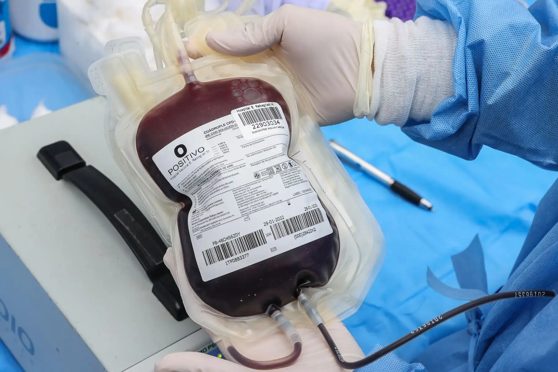 En el marco de su 86° aniversario de creación, el Seguro Social de Salud (EsSalud) realizó esta mañana la jornada nacional de donación voluntaria de sangre en Lima y regiones, con el fin de recolectar unidades de este tejido líquido que permiten atender emergencias y desarrollar trasplantes y otras operaciones complejas.
Foto: ANDINA/Andrés Valle