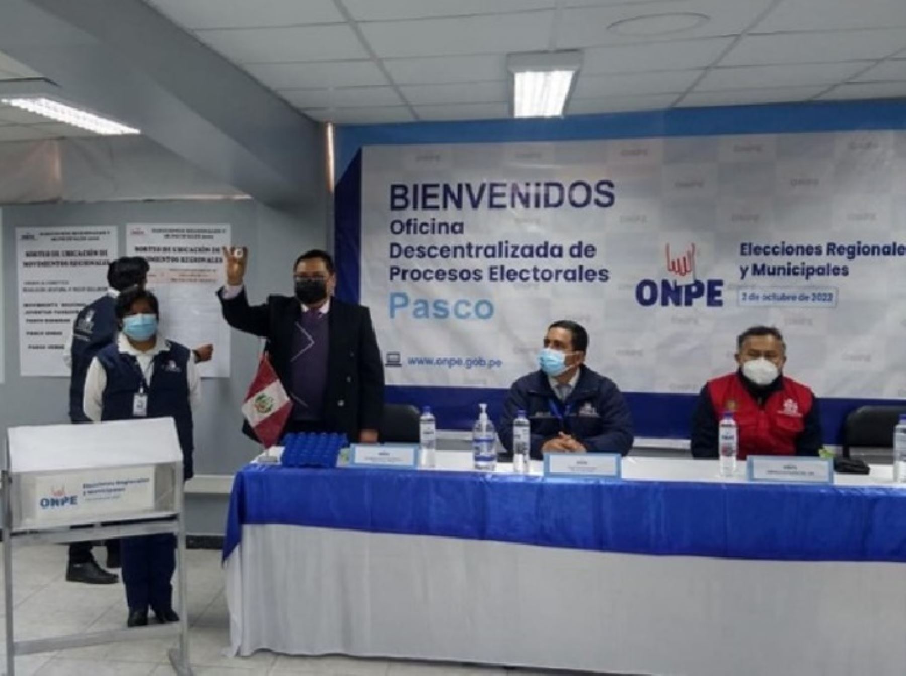 ODPE Pasco realizó el sorteo de ubicación de listas en la cédula de sufragio que se utilizará en las elecciones municipales y regionales del 2 de octubre. Foto: ANDINA/difusión.