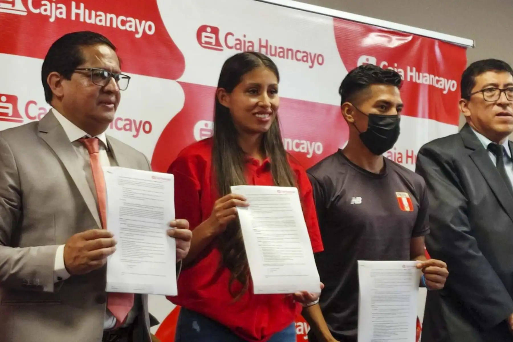 Caja Huancayo y nuestra doble medallista mundial de marcha atlética, Kimberly García León, suscribieron esta mañana, en la ciudad de Huancayo, el acta de constitución y minuta de la Fundación “Kimberly García – Caja Huancayo”, mediante la cual se brindará apoyo permanente y sostenible a todos los atletas profesionales en el ámbito nacional. Foto: Difusión