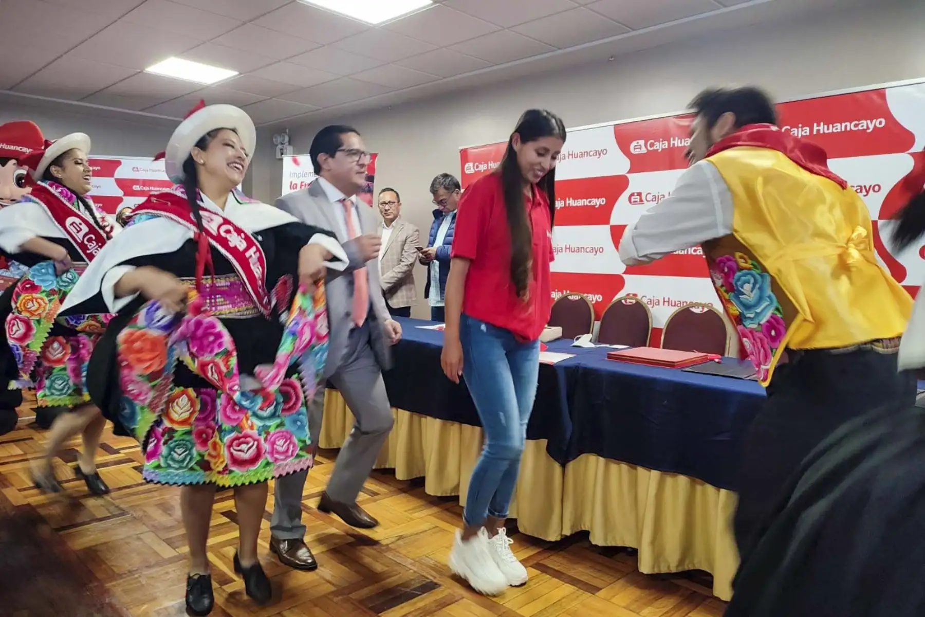 Caja Huancayo y nuestra doble medallista mundial de marcha atlética, Kimberly García León, suscribieron esta mañana, en la ciudad de Huancayo, el acta de constitución y minuta de la Fundación “Kimberly García – Caja Huancayo”, mediante la cual se brindará apoyo permanente y sostenible a todos los atletas profesionales en el ámbito nacional. Foto: Difusión