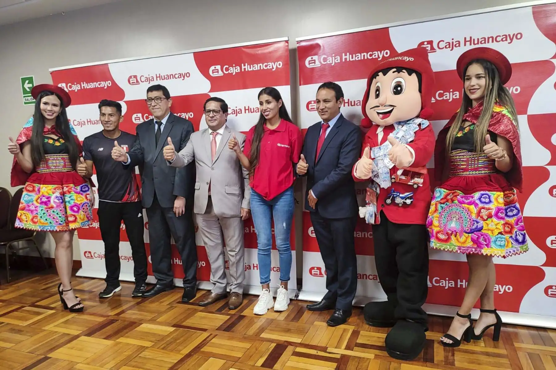 Caja Huancayo y nuestra doble medallista mundial de marcha atlética, Kimberly García León, suscribieron esta mañana, en la ciudad de Huancayo, el acta de constitución y minuta de la Fundación “Kimberly García – Caja Huancayo”, mediante la cual se brindará apoyo permanente y sostenible a todos los atletas profesionales en el ámbito nacional. Foto: Difusión