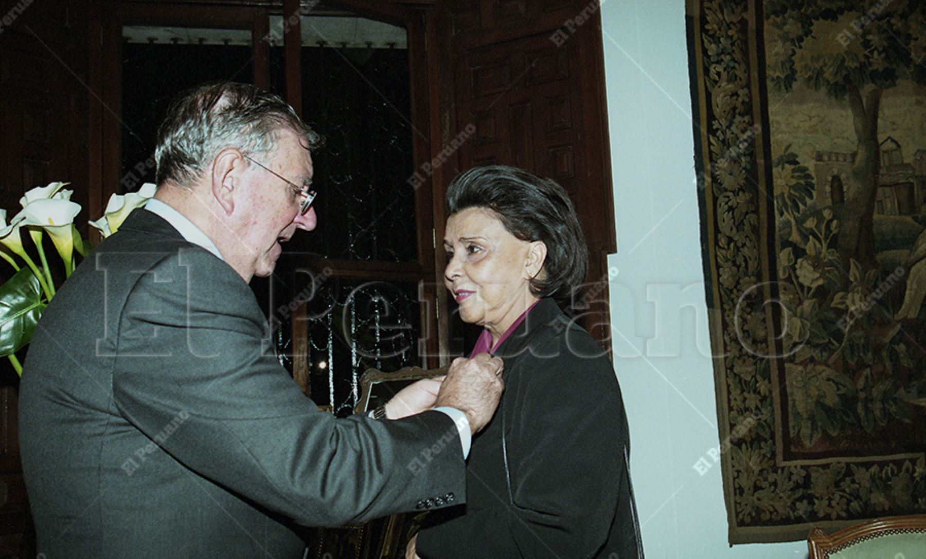 Lima - 10 mayo 2001 / La poeta peruana Blanca Varela fue condecorada por el embajador de Francia, Antoine Blanca, con la Medalla de Caballero de la Orden de Artes y Letras del Gobierno francés. Foto: Archivo / El Peruano