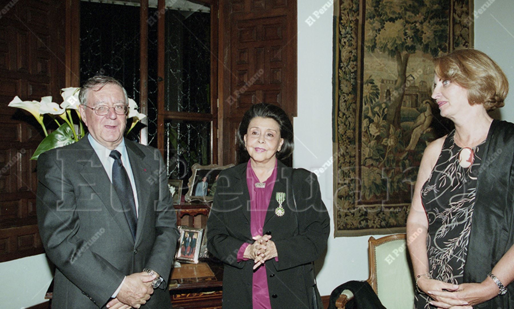 Lima - 10 mayo 2001 / La poeta peruana Blanca Varela fue condecorada por el embajador de Francia, Antoine Blanca, con la Medalla de Caballero de la Orden de Artes y Letras del Gobierno francés. Foto: Archivo / El Peruano