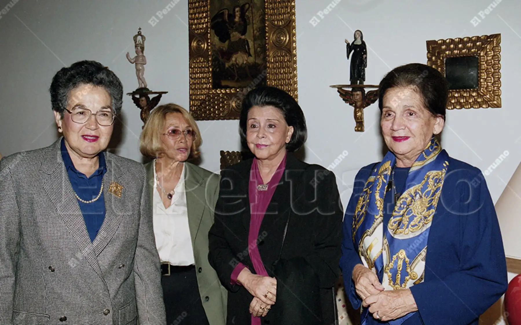 Lima - 10 mayo 2001 / La poeta peruana Blanca Varela en el marco de la condecoración realizada por el embajador de Francia, Antoine Blanca, con la Medalla de Caballero de la Orden de Artes y Letras del Gobierno francés. Foto: Archivo / El Peruano