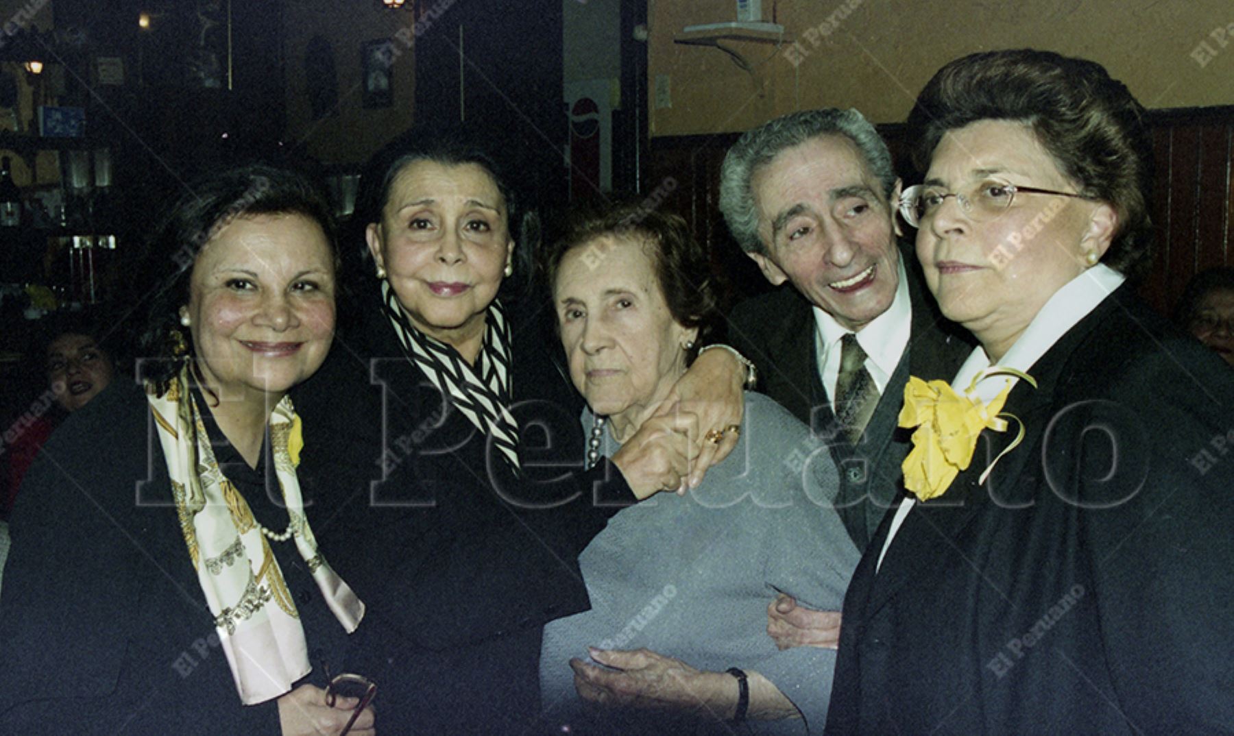 Lima - 14 diciembre 2002 / Serafina Quinteras con sus hijos Maruja, Blanca, Raúl y Nelly en lka celebración por sus 100 años. Foto: Archivo / El Peruano