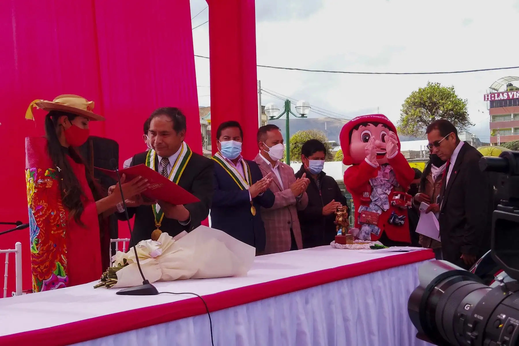 A su arribo a la ciudad que la vio nacer, después de ganar dos medallas de oro en el Campeonato Mundial de Atletismo en Oregon en Estados Unidos, Kimberly García León, fue reconocida como hija predilecta de Huancayo. Foto: Difusión