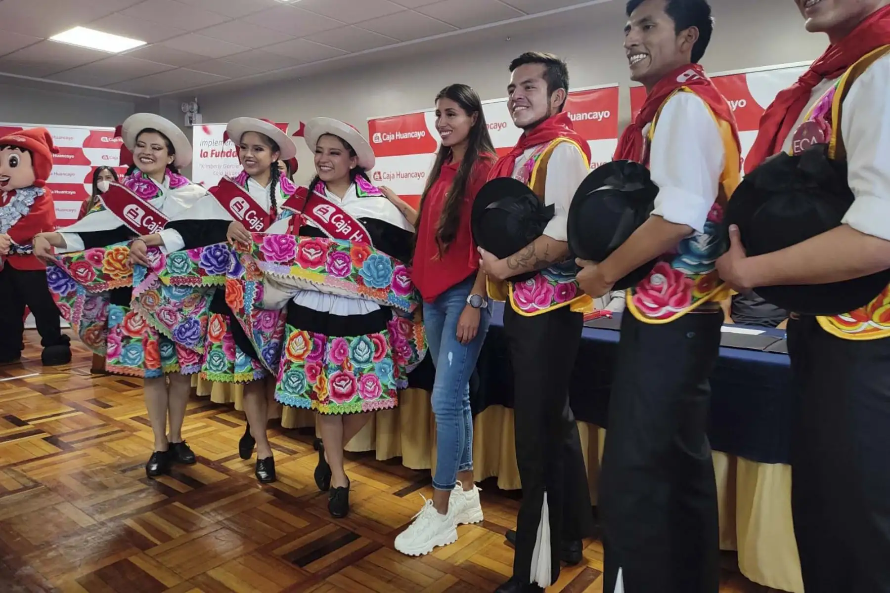 Caja Huancayo y nuestra doble medallista mundial de marcha atlética, Kimberly García León, suscribieron esta mañana, en la ciudad de Huancayo, el acta de constitución y minuta de la Fundación “Kimberly García – Caja Huancayo”, mediante la cual se brindará apoyo permanente y sostenible a todos los atletas profesionales en el ámbito nacional. Foto: Difusión