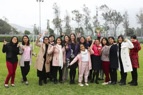 Ellas son las 14 niñas seleccionadas para viajar a Houston como parte del programa Ella es Astronauta, donde podrán conocer a profesionales e ingenieras aeroespaciales y recibir importantes capacitaciones. Foto: Embajada de los Estados Unidos del Perú.