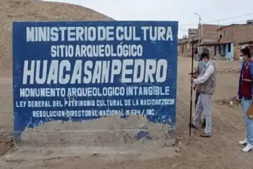 El monumento está conformado por plazas cuadrangulares, una pirámide trunca de 10 metros de altura y espacios más pequeños de forma cuadrada que al parecer servían para el almacenamiento.