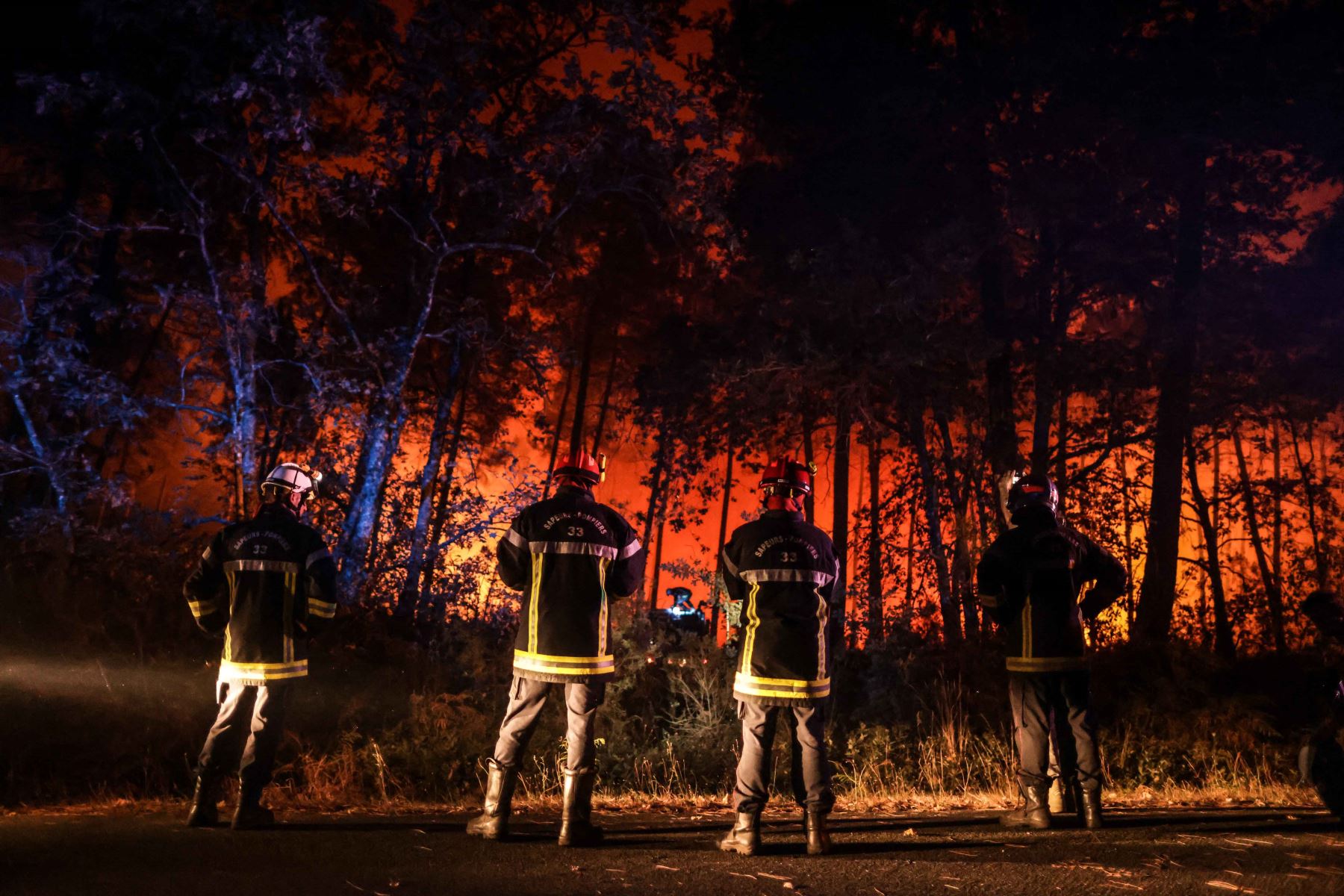Bomberos trabajan en el lugar de un incendio forestal cerca de Belin-Beliet, suroeste de Francia. Foto: AFP