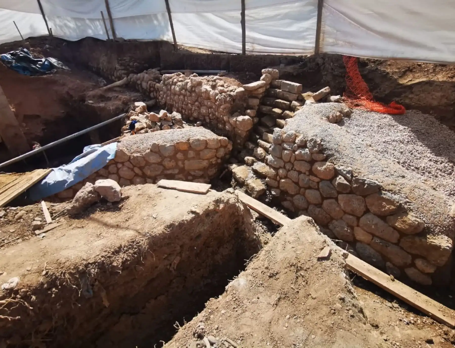 La Dirección Desconcentrada de Cultura de Cusco confirmó el hallazgo de muros preinca e inca durante la ejecución de una obra municipal en el distrito de Wanchaq, en el centro de la ciudad de Cusco. ANDINA/Difusión