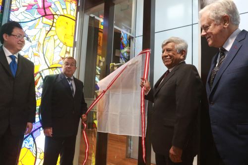 Alcalde de Lima y canciller inauguran vitrales artísticos que representan la hermandad entre las culturas del Perú y Ecuador