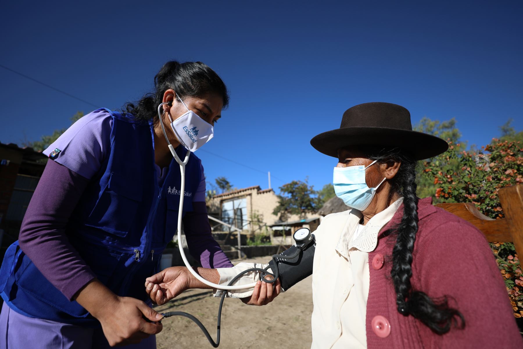 Ayacucho: EsSalud brinda atención domiciliaria a pacientes renales de zonas más alejadas.
