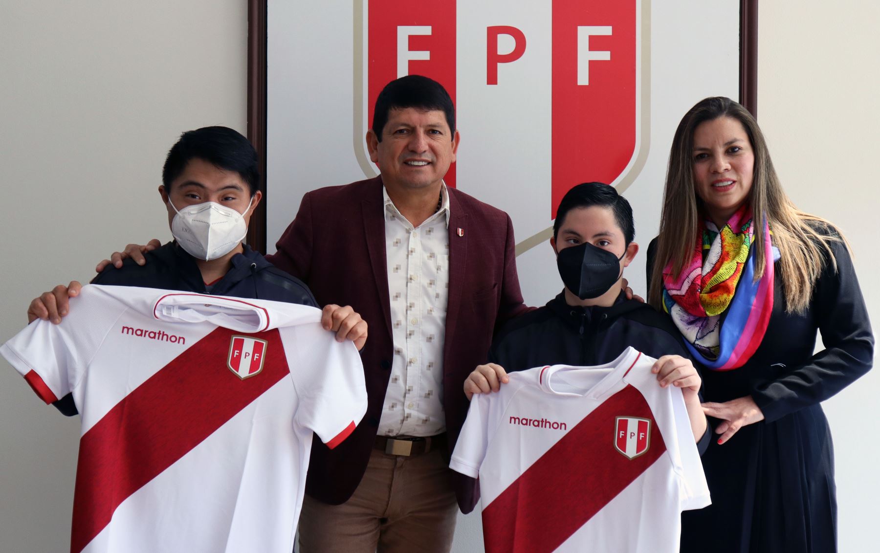 La Federación Peruana de Fútbol firmó un convenio de cooperación con la Asociación Colectivo 21 Perú.