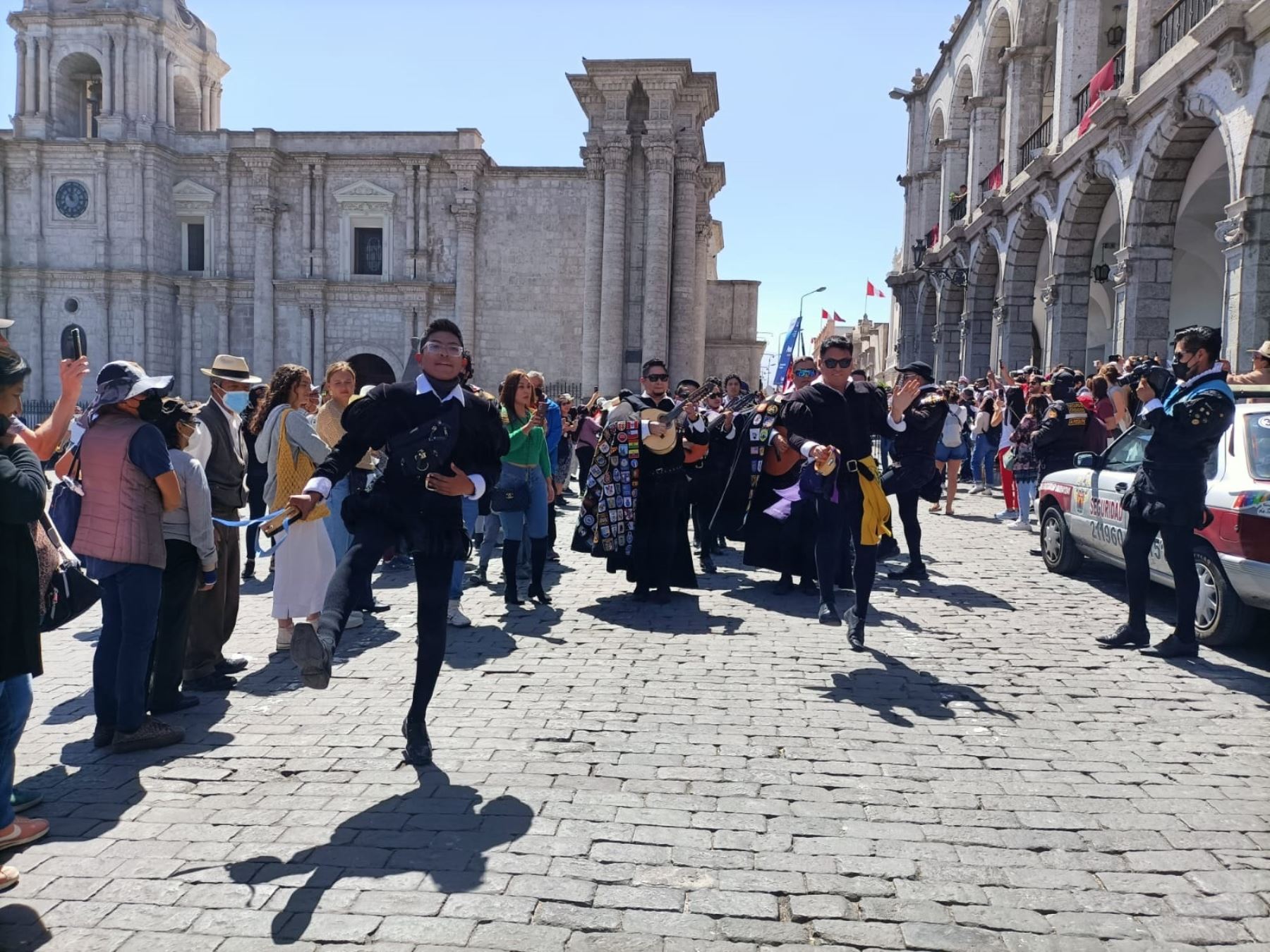 Arequipa bailan al ritmo de las tunas que participarán de encuentro internacional que se realiza como parte de las actividades por el aniversario de fundación española de la Ciudad Blanca. Foto: Rocío Méndez.