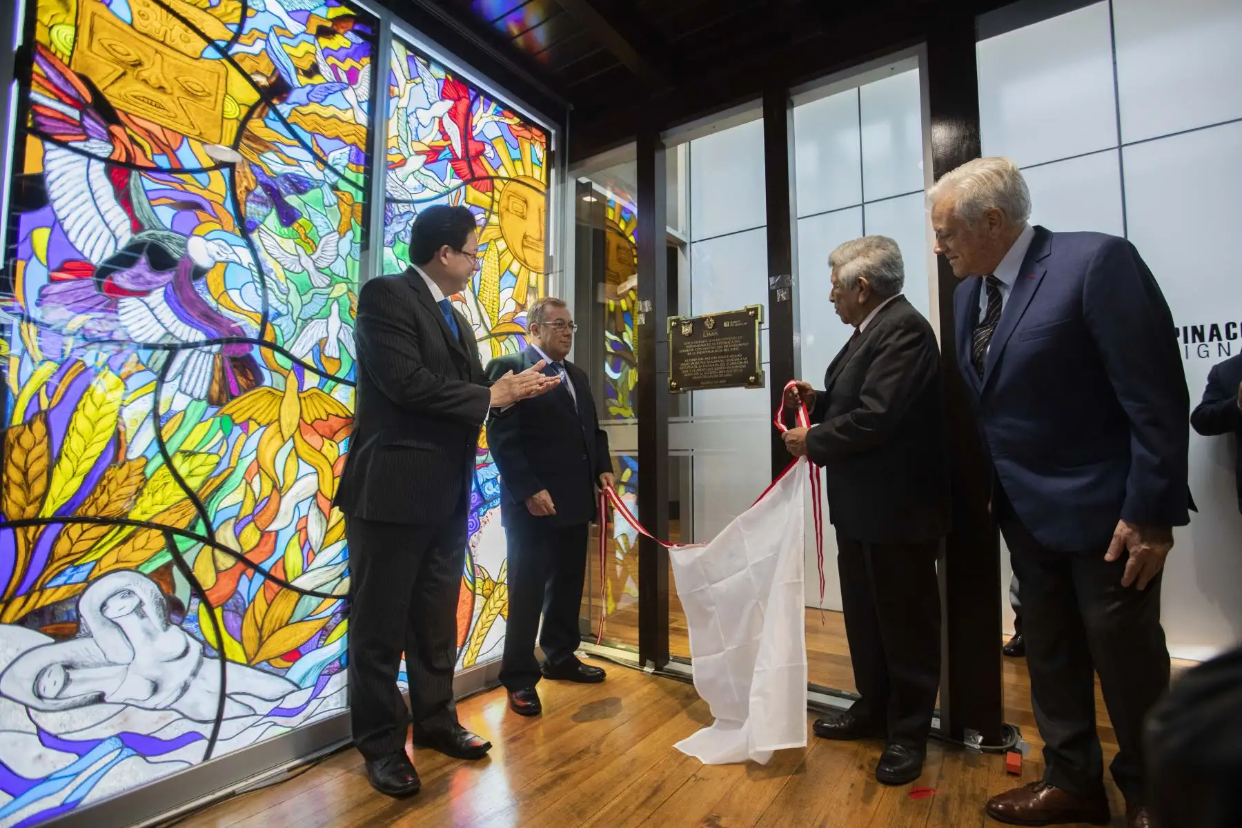 Alcalde de Lima, Miguel Romero y Ministro de Relaciones Exteriores, Miguel Ángel Rodríguez Mackay, inauguran obras donadas por embajada de Ecuador. Dos vitrales artísticos estarán de manera permanente, en la Pinacoteca Municipal Ignacio Merino, ubicada en la plaza Francia. Foto: ANDINA/Difusión