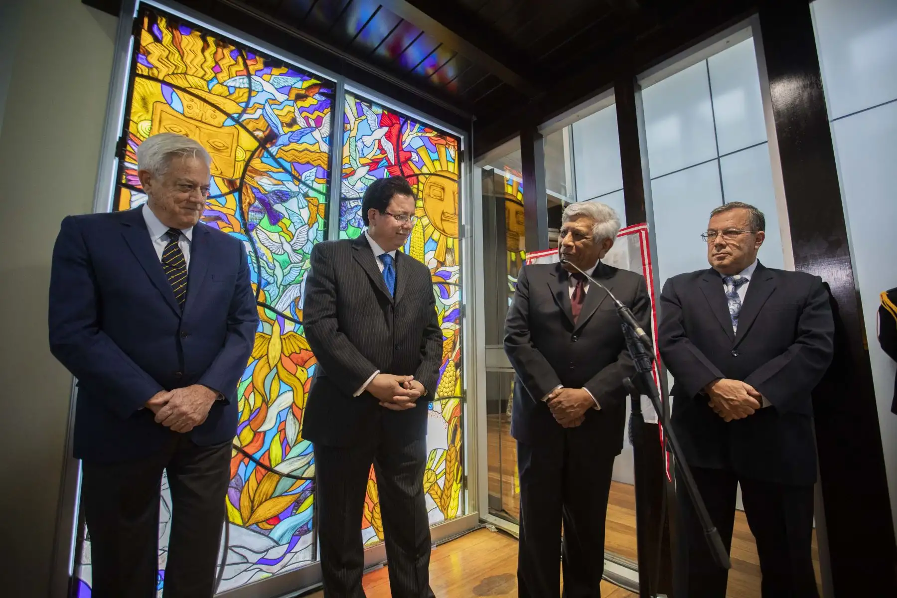 Alcalde de Lima, Miguel Romero y Ministro de Relaciones Exteriores, Miguel Ángel Rodríguez Mackay, inauguran obras donadas por embajada de Ecuador. Dos vitrales artísticos estarán de manera permanente, en la Pinacoteca Municipal Ignacio Merino, ubicada en la plaza Francia. Foto: ANDINA/Difusión