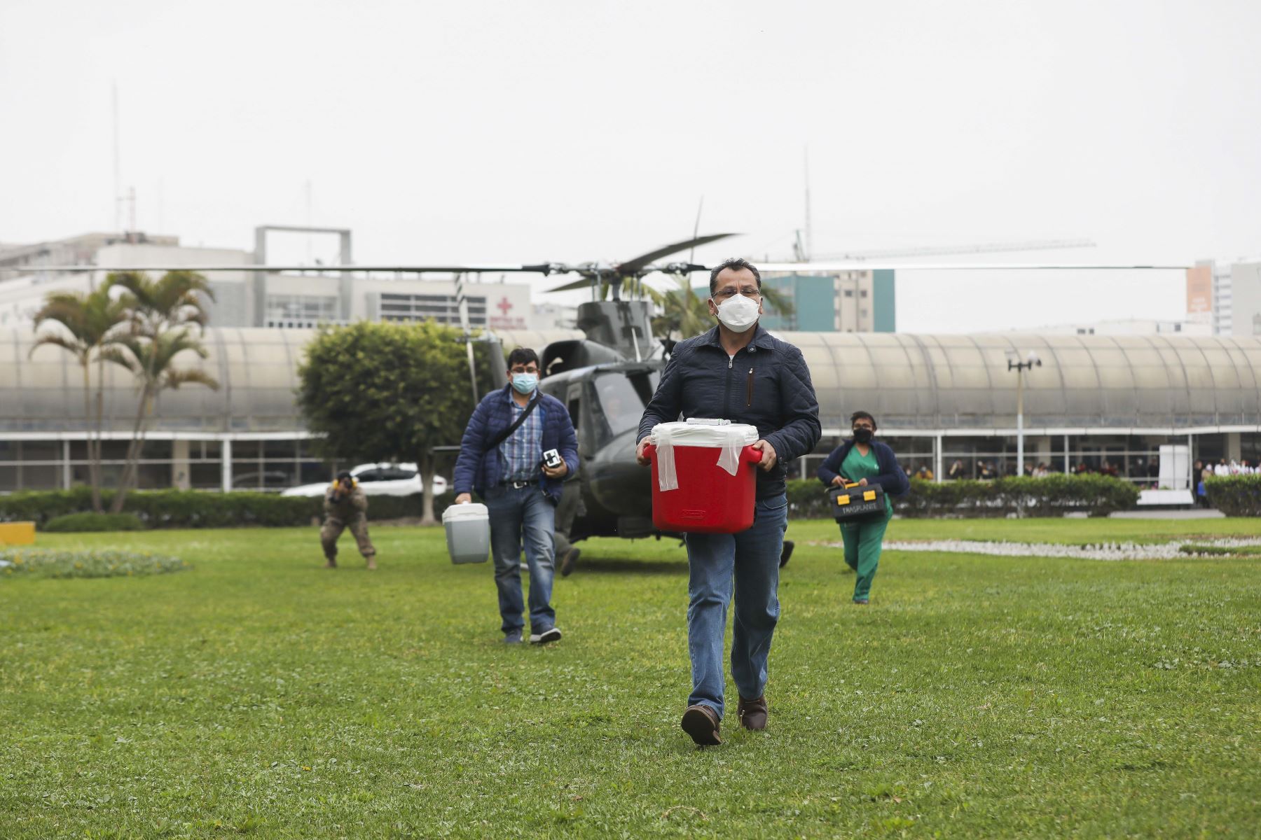 Familiares de paciente de Chimbote cedieron hígado, corazón y riñones que serán trasplantados a 3 adultos y 2 niños que estaban en lista de espera en Lima y Chiclayo. Foto: Essalud