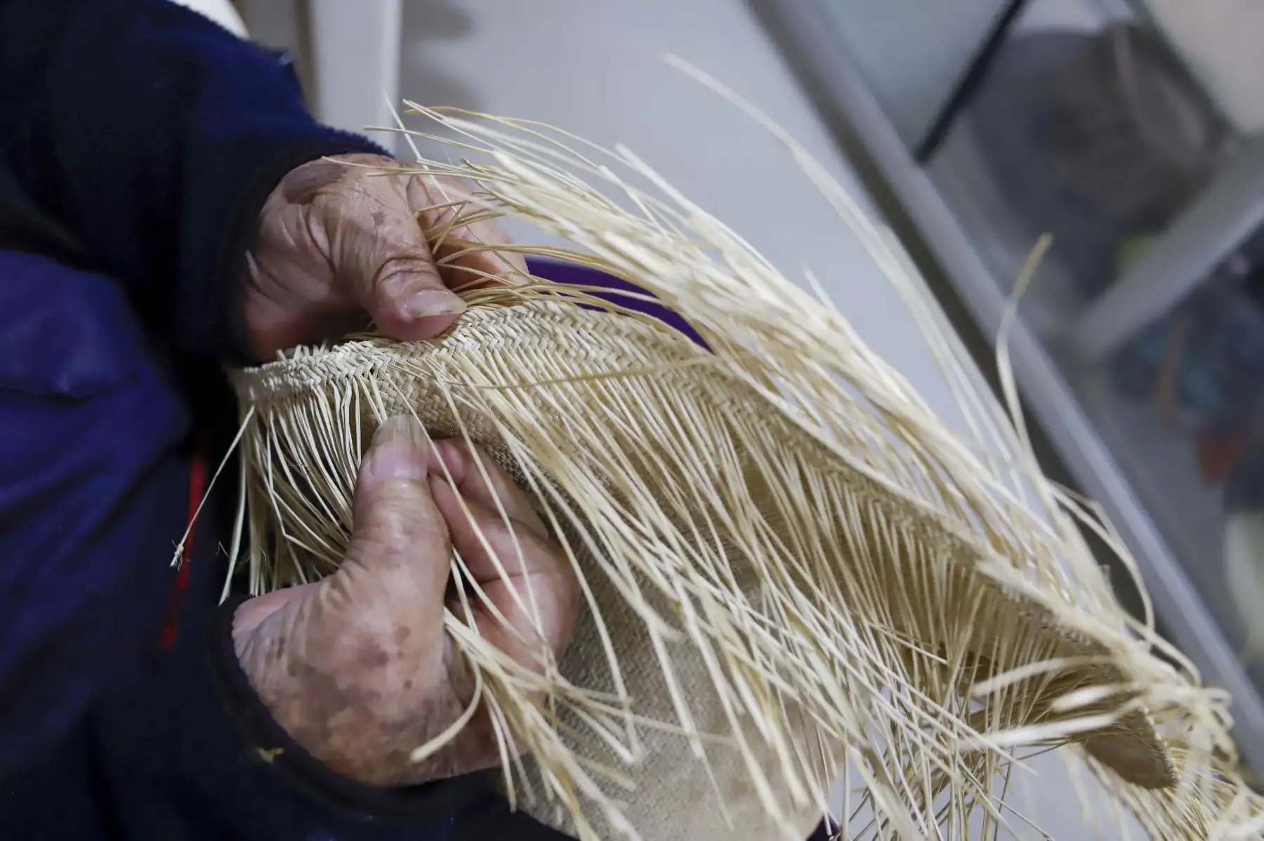 Desde hace más de 50 años, la señora Luz Angélica Aldave y su esposo empezaron a tejer una linda historia de tradición a través de la elaboración de sombreros y la enseñanza de este hermoso arte primero a su hija y luego a su nieto Jacob, quienes hoy continúan con el negocio familiar con miras a seguir creciendo. Foto: PCM/Juan Pablo Azabache