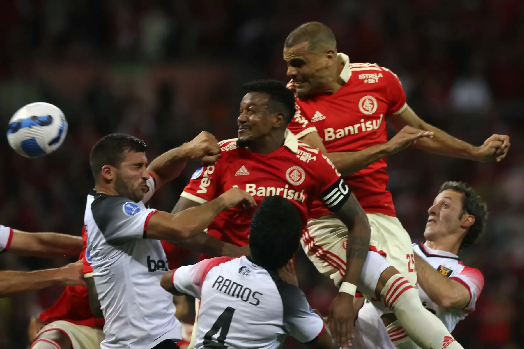 Leonel Galeano, argentino de Melgar de Perú,  Edenilson del Internacional de Brasil, Gabriel Mercado del Internacional de Brasil, y Horacio Orzan de Melgar de Perú compiten por el balón durante su partido de vuelta de cuartos de final del torneo de fútbol de la Copa Sudamericana en el Estadio Beira-Rio en Porto Alegre, Brasil. Foto: AFP