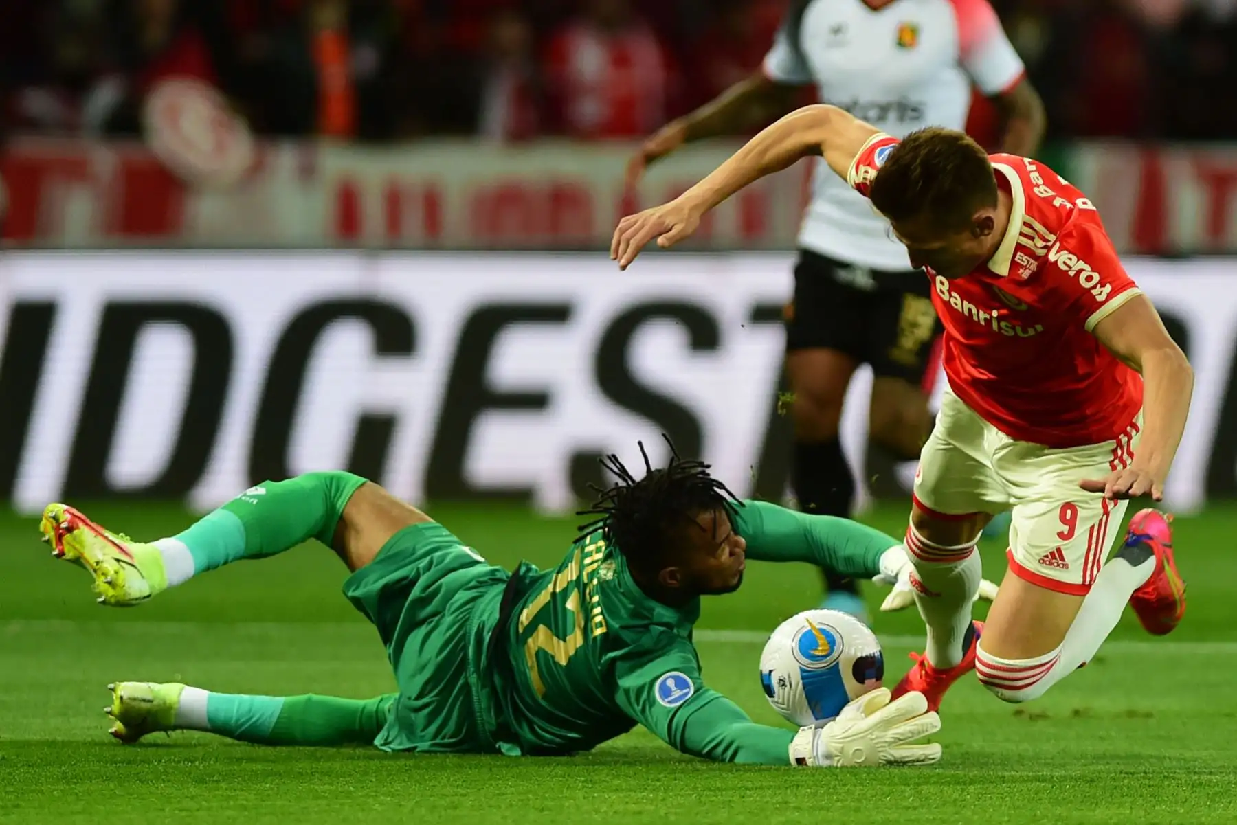 Braian Romero, de Internacional disputa un balón con Carlos Caceda, arquero de Melgar, en un partido de la Copa Sudamericana entre Internacional y Melgar en el estadio Beira Río en Porto Alegre (Brasil). Foto: EFE