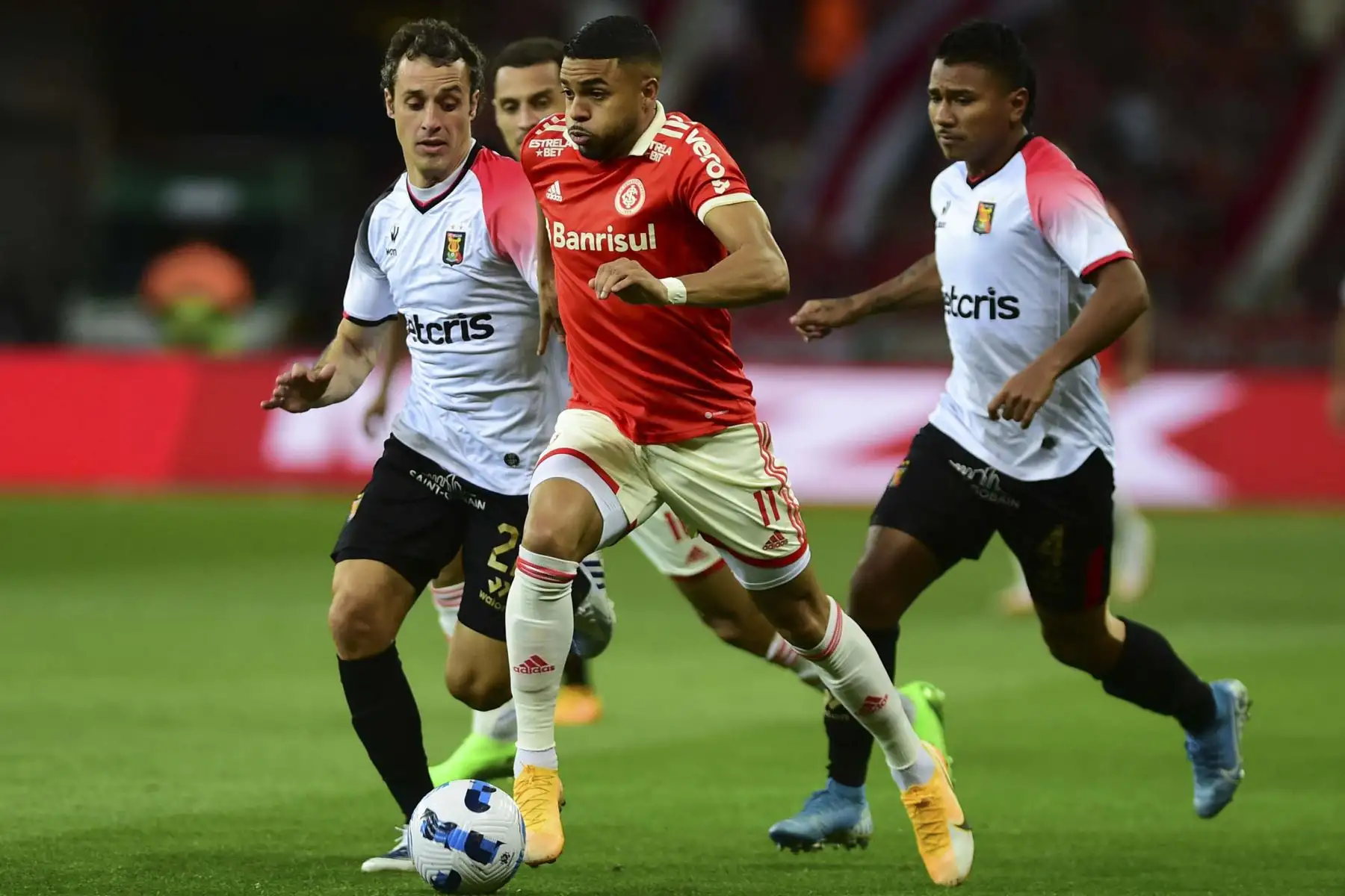 Wanderson de Internacional disputa un balón con Horacio Orzán de Melgar en un partido de la Copa Sudamericana entre Internacional y Melgar en el estadio Beira Río en Porto Alegre (Brasil). Foto: EFE