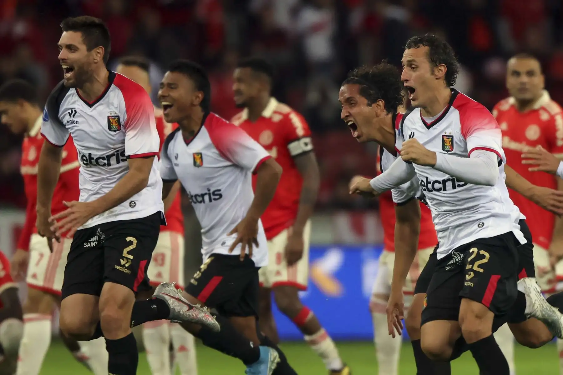Los jugadores de Melgar de Perú celebran después de derrotar al Internacional de Brasil en la tanda de penaltis en su partido de vuelta de cuartos de final del torneo de fútbol de la Copa Sudamericana, en el estadio Beira-Rio en Porto Alegre, Brasil. Foto: AFP