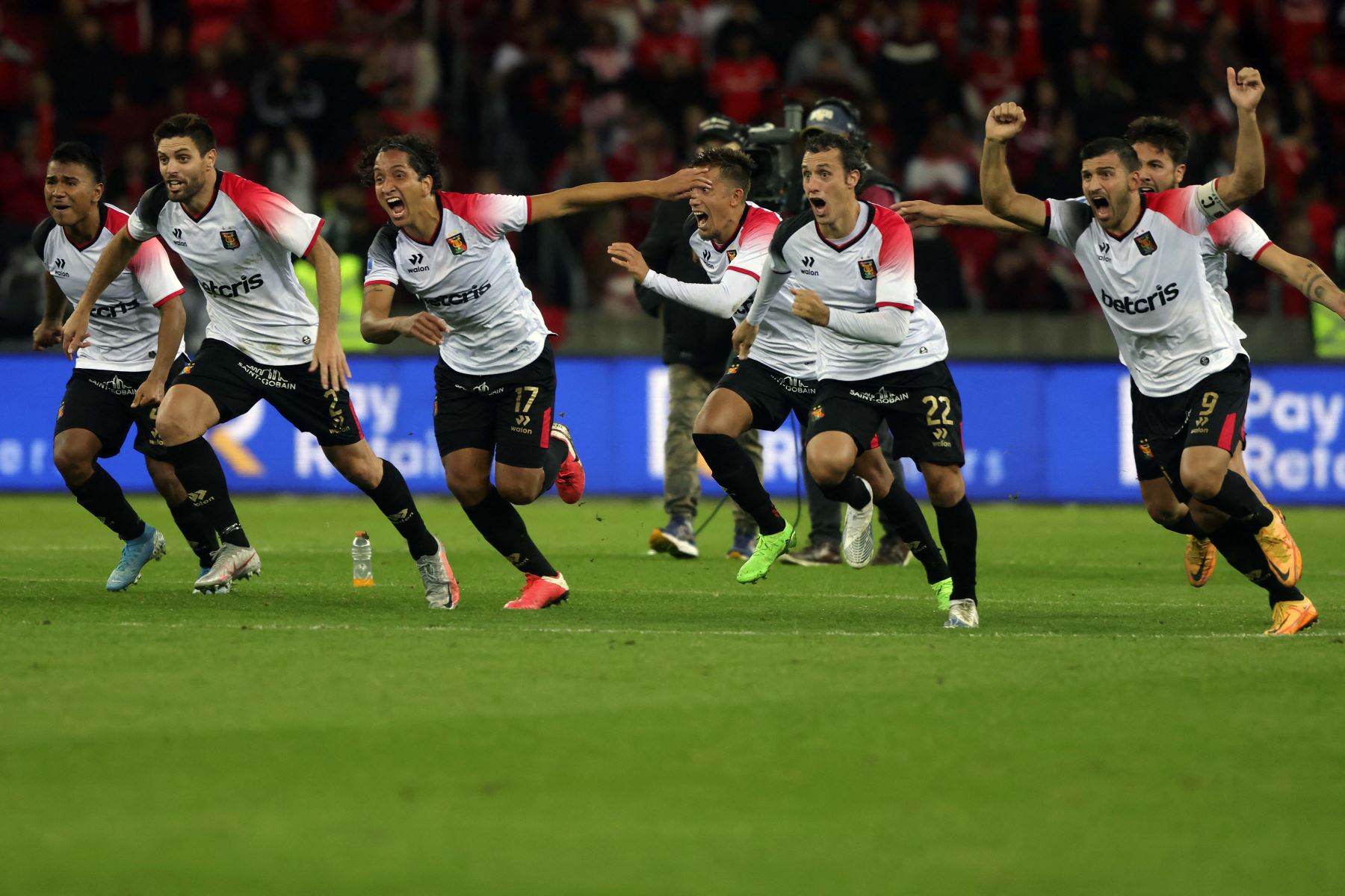 Los jugadores de Melgar de Perú celebran después de derrotar al Internacional de Brasil en la tanda de penaltis en su partido de vuelta de cuartos de final del torneo de fútbol de la Copa Sudamericana, en el estadio Beira-Rio en Porto Alegre, Brasil. Foto: AFP