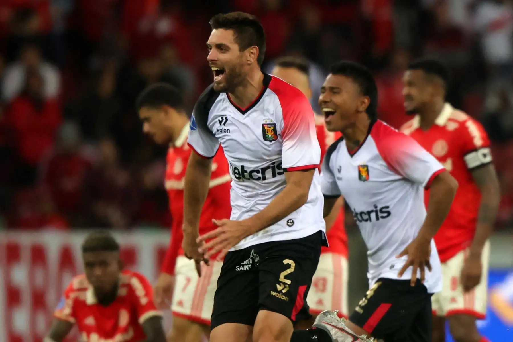 Los jugadores de Melgar de Perú celebran después de derrotar al Internacional de Brasil en la tanda de penaltis en su partido de vuelta de cuartos de final del torneo de fútbol de la Copa Sudamericana, en el estadio Beira-Rio en Porto Alegre, Brasil. Foto: AFP