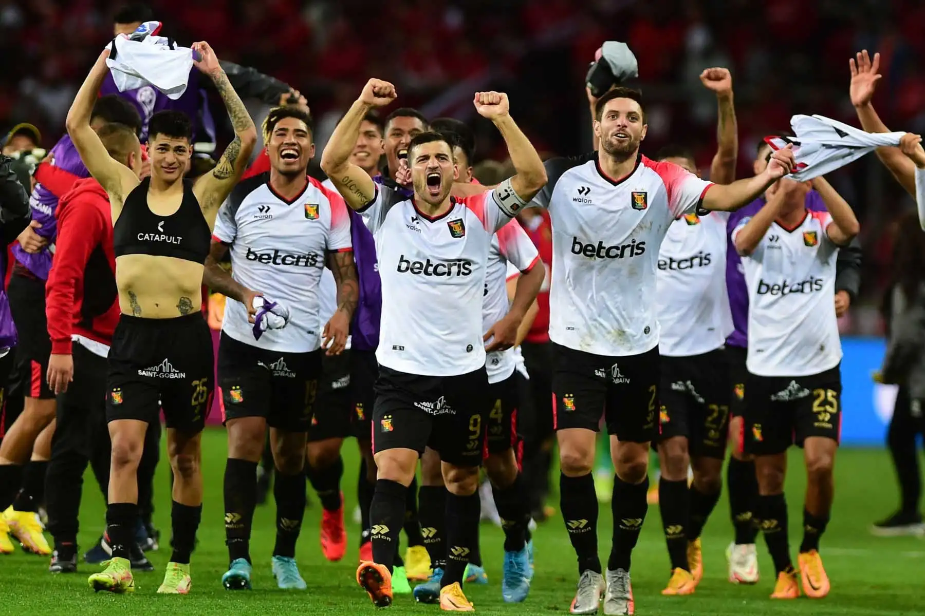 Jugadores de Melgar celebran al ganar la serie de penaltis hoy, en un partido de la Copa Sudamericana entre Internacional y Melgar en el estadio Beira Río en Porto Alegre (Brasil).Foto: EFE