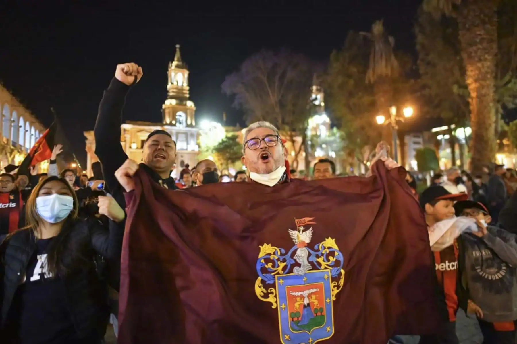 Luego de que Melgar venza al poderoso Internacional de Brasil y pase a semifinales en la Copa Sudamericana, la hinchada arequipeña salió a las calles a celebrar la hazaña épica. Foto: ANDINA/Cortesía Diego Ramos