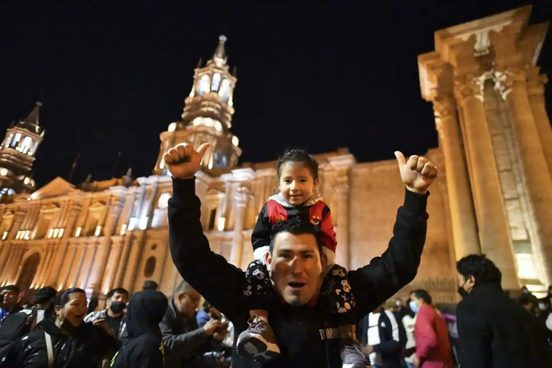 Luego de que Melgar venza al poderoso Internacional de Brasil y pase a semifinales en la Copa Sudamericana, la hinchada arequipeña salió a las calles a celebrar la hazaña épica. Foto: ANDINA/Cortesía Diego Ramos