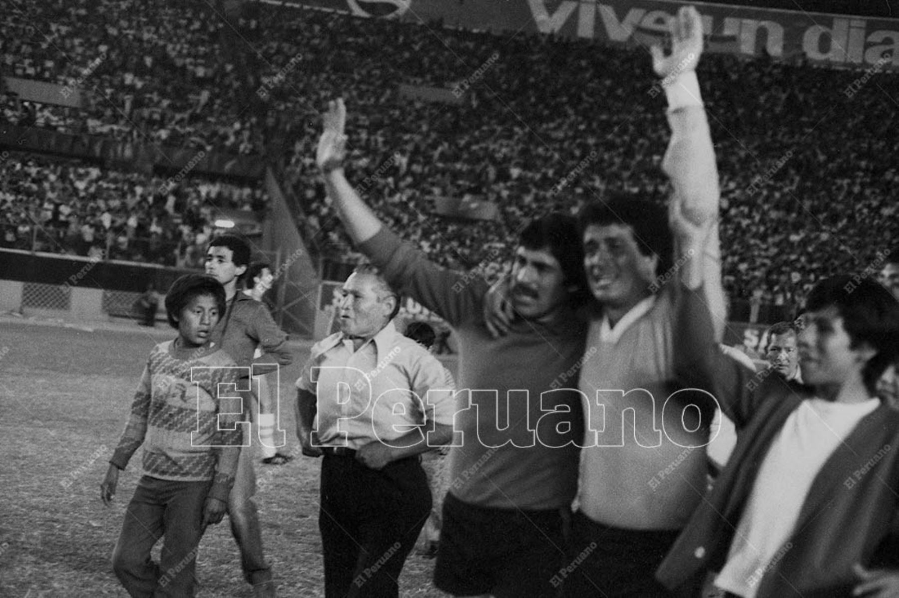 Lima - 31 enero 1982 / FBC Melgar de Arequipa se coronó campeón del fútbol peruano por primera vez en su historia. Los porteros Arnaldo Suclla y Emilio Campana celebran el título del Descentralizado 1981. Foto: Archivo Histórico de El Peruano / Norman Córdova