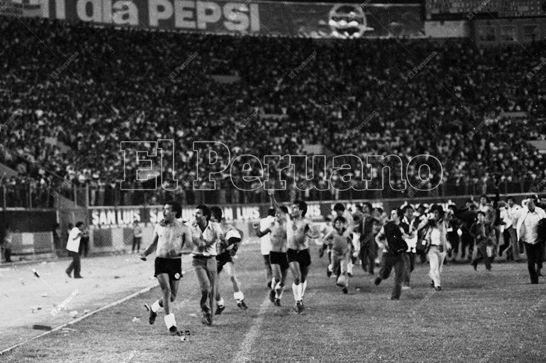 Lima - 31 enero 1982 / FBC Melgar de Arequipa se coronó campeón del fútbol peruano por primera vez en su historia al empatar 1-1 con Sporting Cristal. Los arequipeños dieron la vuelta olímpica en el Estadio Nacional. Foto: Archivo Histórico de El Peruano / Norman Córdova