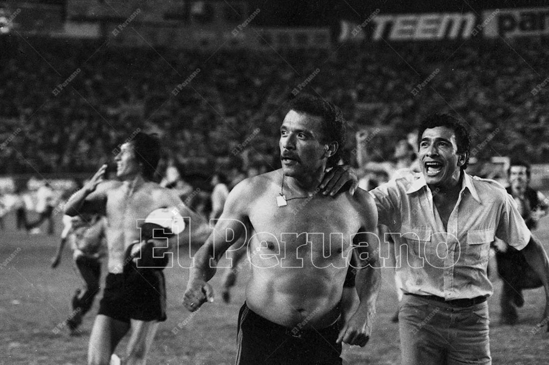 Lima - 31 enero 1982 / FBC Melgar de Arequipa se coronó campeón del fútbol peruano 1981 al empatar 1-1 con Sporting Cristal. Ernesto Neyra y sus compañeros dando la vuelta olímpica en el Estadio Nacional. Foto: Archivo Histórico de El Peruano / Norman Córdova