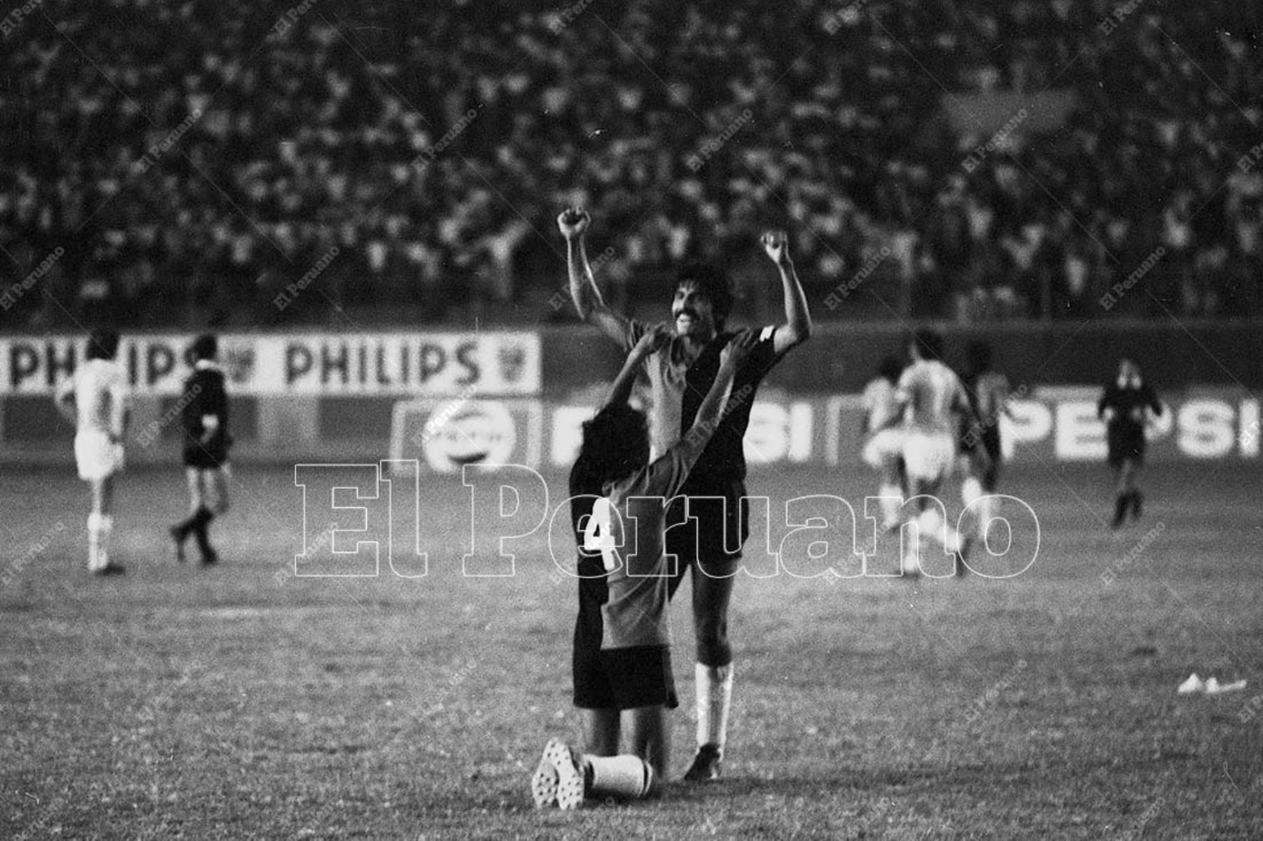Lima - 31 enero 1982 / Los jugadores del FBC Melgar de Arequipa celebran al finalizar el partido. El cuadro arequipeño se coronó campeón del fútbol peruano por primera vez en su historia. Foto: Archivo Histórico de El Peruano / Norman Córdova