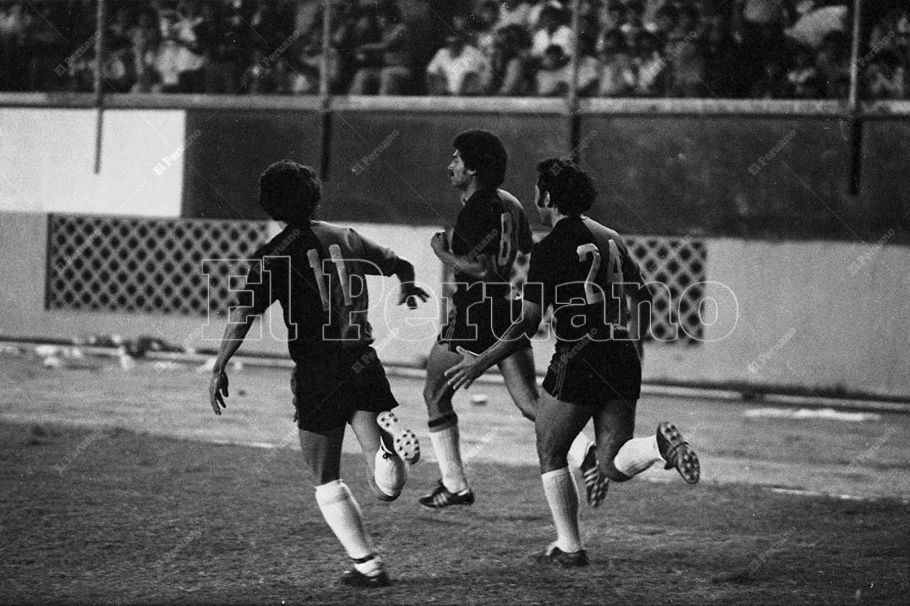 Lima - 31 enero 1982 / FBC Melgar se coronó campeón del fútbol peruano 1981 al empatar 1-1 con Sporting Cristal. Genaro Neyra anotó el gol del cuadro arequipeño. Foto: Archivo Histórico de El Peruano / Norman Córdova