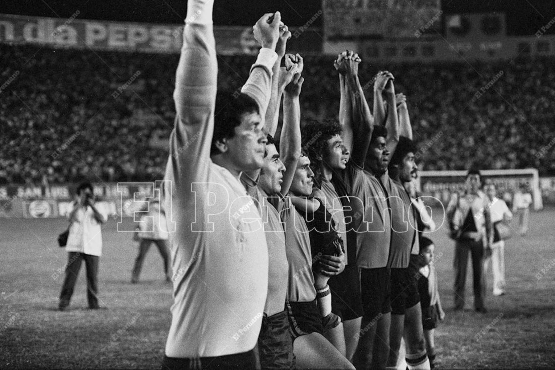 Lima - 31 enero 1982 / Los jugadores del FBC Melgar de Arequipa saludan a sus hinchas en el Estadio Nacional. El cuadro arequipeño se coronó campeón del fútbol peruano 1981 al empatar 1-1 con Sporting Cristal. Foto: Archivo Histórico de El Peruano / Norman Córdova