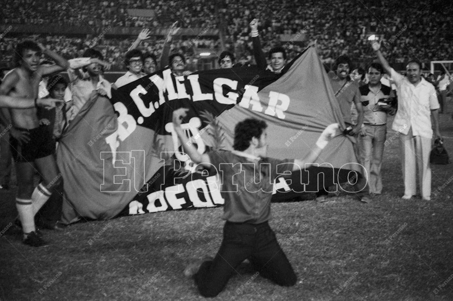 Lima - 31 enero 1982 / FBC Melgar de Arequipa se coronó campeón del fútbol peruano por primera vez en su historia. Jugadores, dirigentes e hinchas celebraron en el Estadio Nacional el título del Descentralizado 1981. Foto: Archivo Histórico de El Peruano / Norman Córdova.