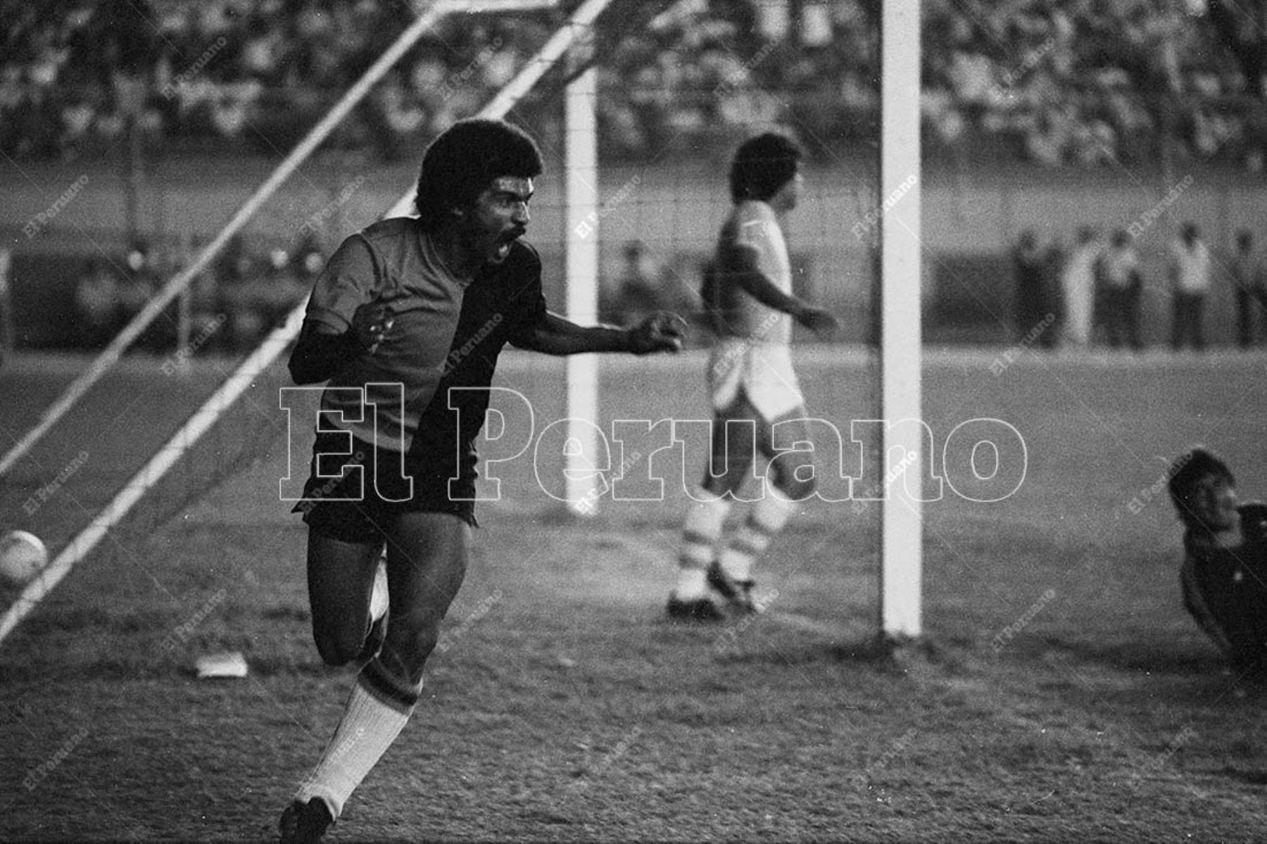 Lima - 31 enero 1982 / FBC Melgar se coronó campeón del fútbol peruano 1981 al empatar 1-1 con Sporting Cristal. Genaro Neyra anotó el gol del cuadro arequipeño. Foto: Archivo Histórico de El Peruano / Norman Córdova