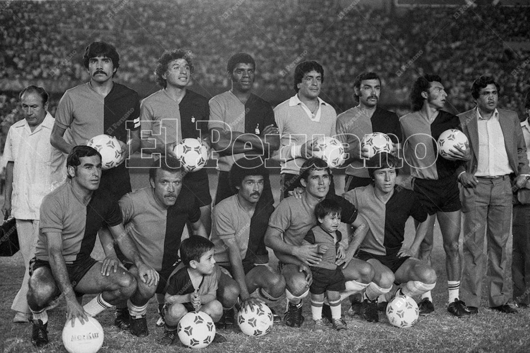 Lima - 31 enero 1982 / El cuadro de FBC  Melgar de Arequipa que se coronó campeón del fútbol peruano 1981 al empatar 1-1 con Sporting Cristal. Foto: Archivo Histórico de El Peruano / Norman Córdova