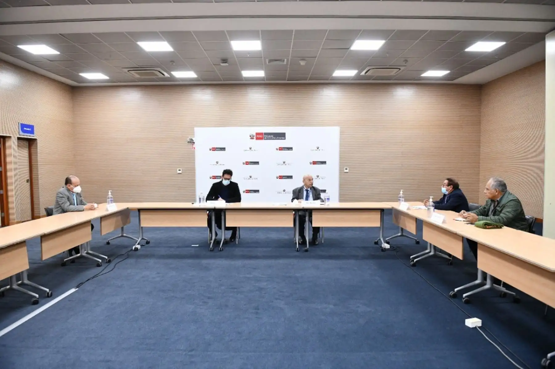 Ministro de Economía y Finanzas, Kurt Burneo, sostuvo reunión con dirigentes de centrales sindicales. Foto: Cortesía.