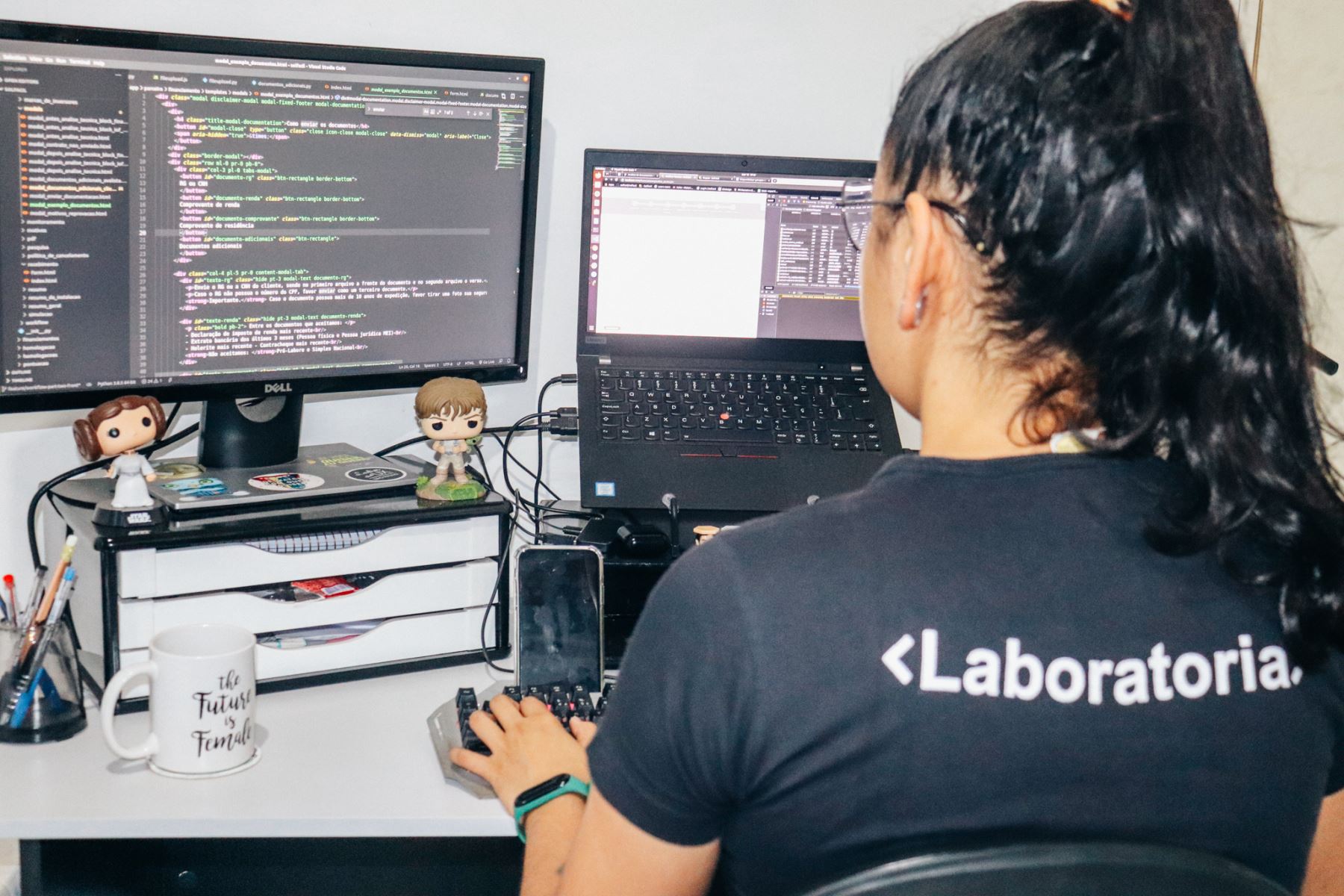 Empresas buscan a las mejores desarrolladoras web en hackatón de Laboratoria