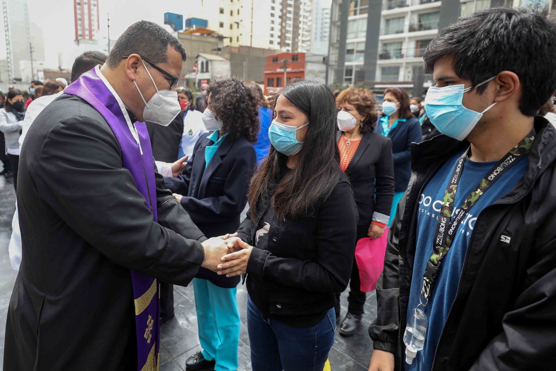 En la ceremonia, también participó el padre Luis Núñez del Prado, paciente cero de EsSalud que venció al coronavirus tras estar casi dos meses hospitalizado. Foto: EsSalud